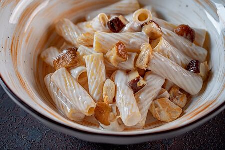 Тортильоне с курицей и белыми грибами