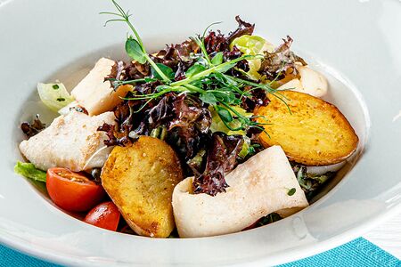 Тёплый салат с кальмарами