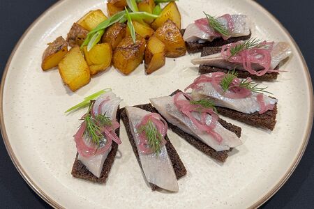 Олюторская сельдь и жареный картофель