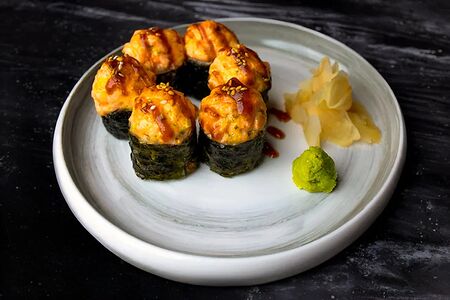 Запеченный ролл с лососем и острым огурцом