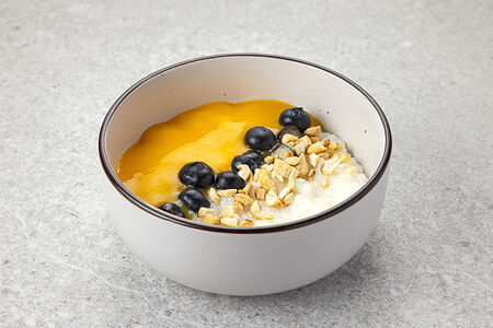 Каша рисовая с манговым кули и кешью