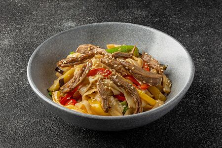 Пшеничная лапша с говядиной