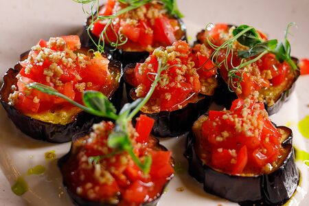 Запеченные баклажаны с орехами