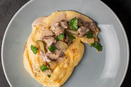 Бефстроганов с солеными огурцами и картофельным пюре