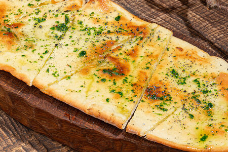 Лепешка с ароматными травами и чесноком