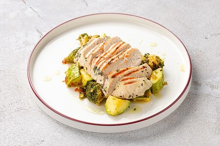 Стейк из индейки с сезонными овощами