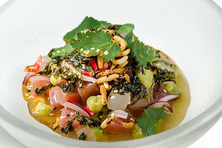 Севиче из тунца с имбирной дыней и кунжутом