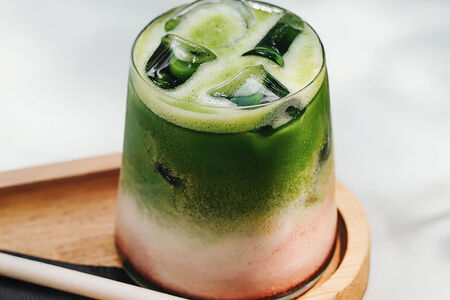 Матча с сезонными ягодами