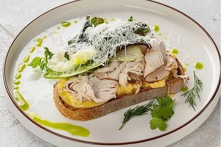 Скрембл на тартине с пастрами из индейки