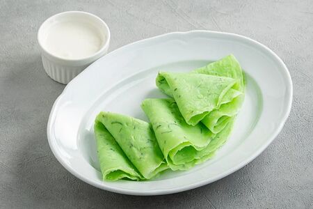 Тонкие кабачковые блины со сметаной        