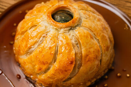 Мясной пирог с соусом россини