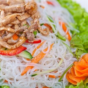 Салат из фунчозы со свининой и овощами