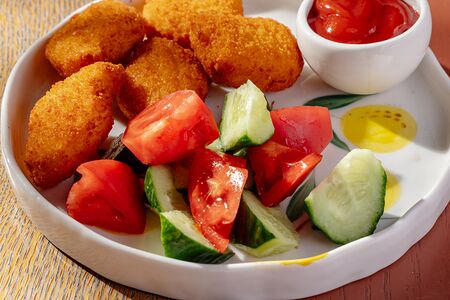 Наггетсы со свежим салатом