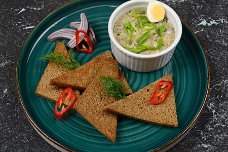 Форшмак из сельди с ржаными тостами