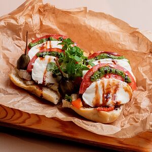 Брускетта с домашней моцареллой