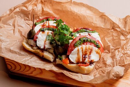 Брускетта с домашней моцареллой