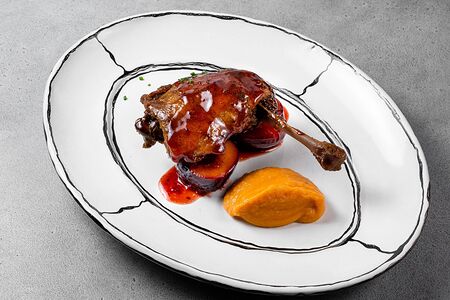 Утиная ножка конфи с бататом и сливой