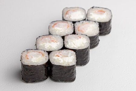 Ролл с креветкой и филадельфией