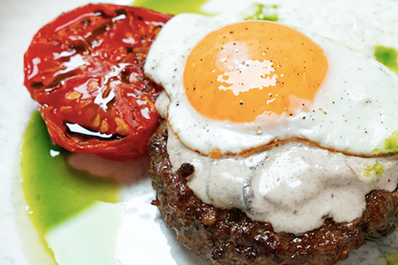 Бифштекс с жареным яйцом и грибным соусом (Завтрак)