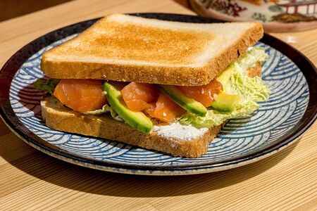 Сэндвич с лососем и авокадо