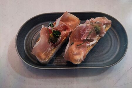  Брускетта с пармой