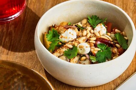 Теплый салат с угрем и баклажаном