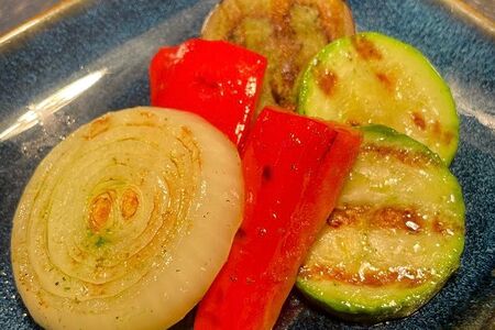 Овощи гриль под зеленым соусом