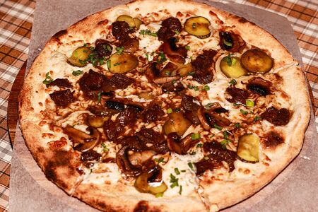 Пицца с говяжьими щечками 