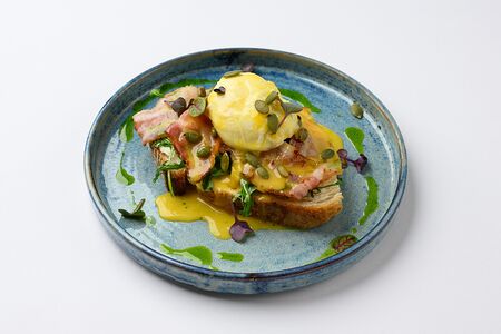 Классическое яйцо Бенедикт с беконом