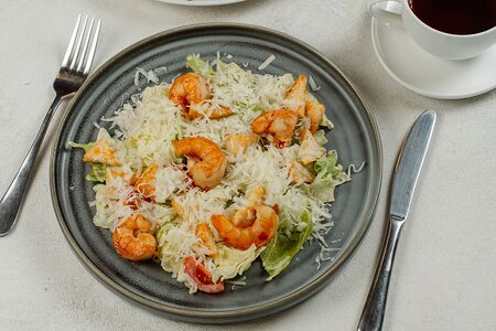 Салат Цезарь с креветками