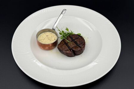 Филе Миньон с соусом пепе верде 