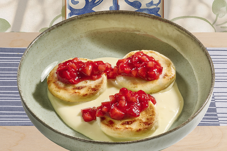 Сырники с сезонными ягодами и заварным кремом