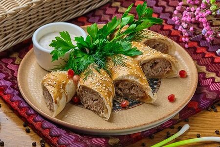 Люля-кебаб в слоеном тесте