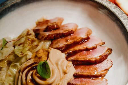 Утиная грудка, мусс из сельдерея, капуста