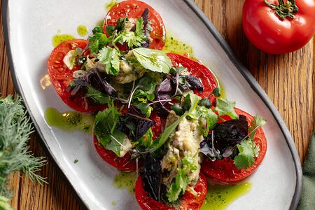 Сезонные томаты с соусом из баклажанов и грецких орехов с грузинским песто