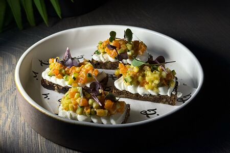 Брускетта с форелью