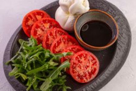 Фермерская буррата с помидорами и руколой