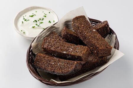 Чесночные гренки с соусом тартар