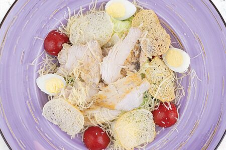 Салат Цезарь с цыпленком 