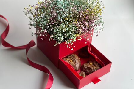 Подарочная шкатулка с гипсофилой и дубайским шоколадом №2