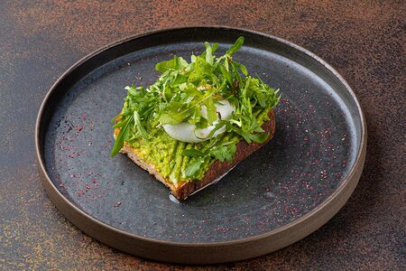 Авокадо тост с руколой и яйцом пашот