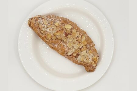 Круассан миндальный