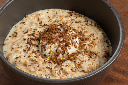 Трюфельная овсянка с пармезаном и яйцом