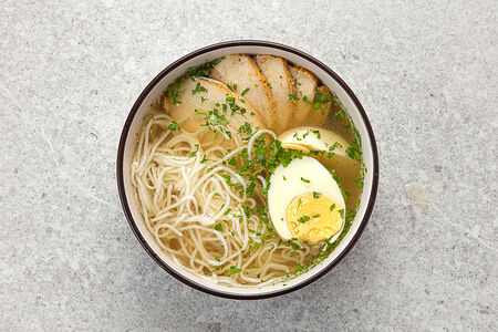 Куриный суп с яйцом и лапшой