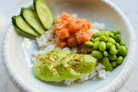 Поке с лососем и авокадо