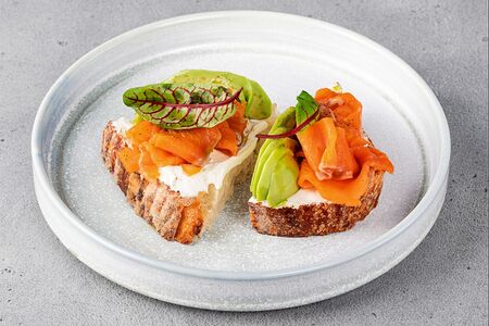 Брускетты с лососем и авокадо