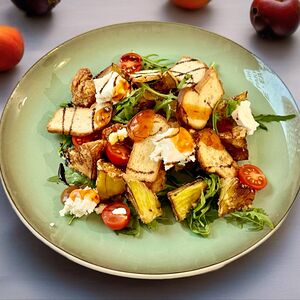 Теплый салат с хрустящими баклажанами