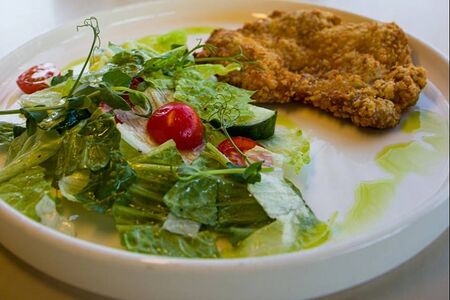 Миланезе со свежими овощами и соусом цезарь