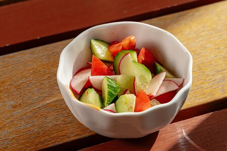 Салат из свежих овощей с оливковым маслом 