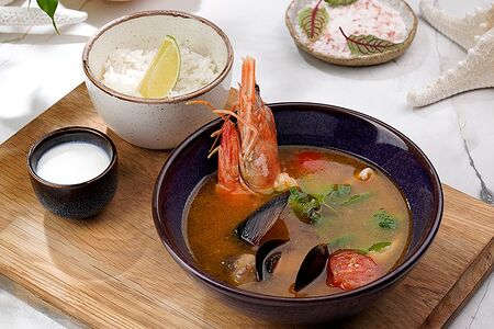 Том ям с морепродуктами